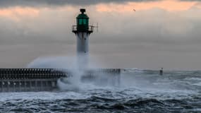 Le phare du port de Calais balayé par des vents violents, le 10 décembre 2017 (illustration). 