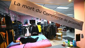 Une commerçante en grève de la faim s'expose dans la vitrine de son magasin à Blotzheim (Haut-Rhin), le 31 octobre 2020