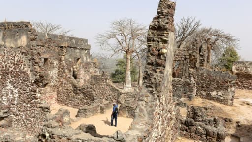 Le 8 avril 2017, sur l'île de Kunta Kinté, des arbres desséchés et des ruines de structures en brique jonchent le site par lequel de nombreux captifs africains ont transité avant d'être embarqués vers le Nouveau Monde