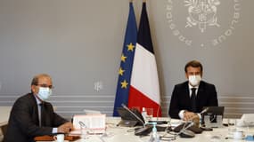 Mohammed Moussaoui, président du Conseil français du culte musulman (CFCM) signe une "charte de principes" aux côtés du président français Emmanuel Macron, le 18 janvier 2021, à l'Elysée, à Paris.
