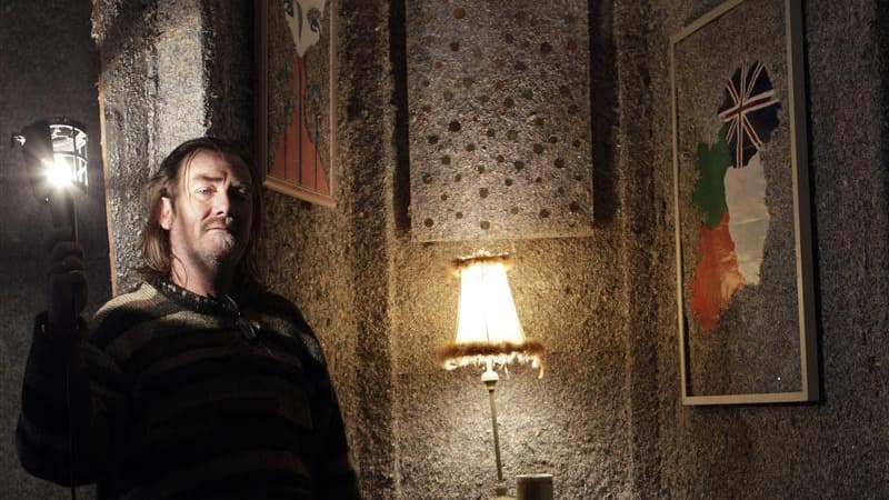 Un artiste irlandais au chômage a construit à Dublin un appartement avec des restes de billets, empruntés à la Monnaie irlandaise, représentant une valeur de 1,4 milliard d'euros. /Photo prise le 24 janvier 2012/REUTERS/Cathal McNaughton