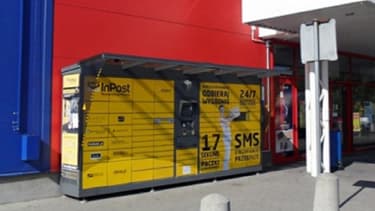 Un casier InPost devant un magasin Tesco.