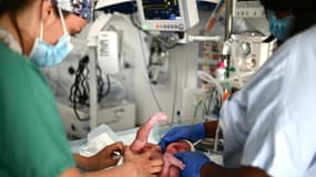 Des infirmières s'occupent d'un nouveau-né quelques instants après sa naissance à la maternité d'un hôpital à Paris, le 29 juin 2022 (Photo d'illustration)