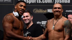 Anthony Joshua (à gauche) et Oleksandr Usyk après la pesée