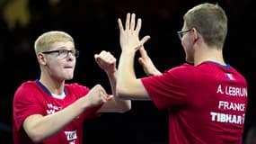 Félix Lebrun et Alexis Lebrun en train de célébrer une victoire aux championnats d'Europe de tennis de table, le 20 octobre 2024
