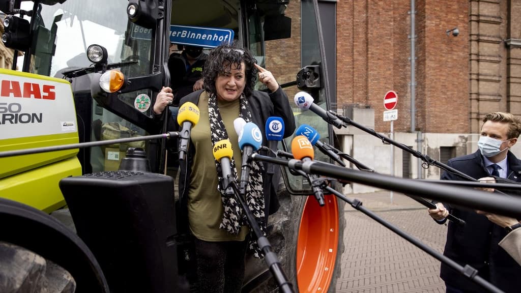 Caroline van der Plas arrive en tracteur à la chambre basse des Pays-Bas, où elle est la seule élue du BBB, mars 2021 