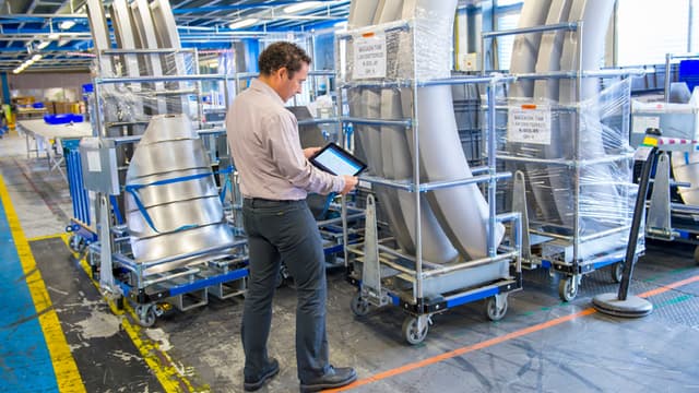 Airbus Group a choisi la solution STICKNTRACK de la start-up belge Sensolus qui, en étant connectée au réseau radio Sigfox, permet le suivi de milliers d'emballages avec leurs pièces détachées d'avion.