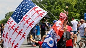 Le 4 juillet dernier, un homme tenant un drapeau américain où rayures et étoiles sont remplacées par des armes. 