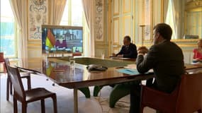Emmanuel Macron en visioconférence avec Angela Merkel