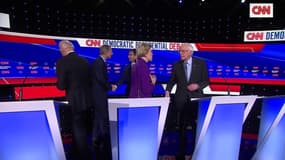 Primaire démocrate: la candidate Elizabeth Warren refuse de serrer la main de Bernie Sanders à l'issue du débat 