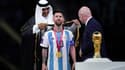 L'émir du Qatar posant un bisht sur les épaules de Lionel Messi