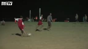 Football / Luis Fernandez et Pierre Dorian s'exercent au beach soccer - 28/06
