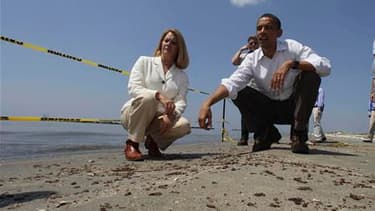 Barack Obama, en compagnie de la présidente de la paroisse (comté) de Lafourche, en Louisiane. Barack Obama a déclaré assumer la responsabilité ultime de la marée noire en cours dans le golfe du Mexique, lors d'un déplacement dans la région vendredi, pour