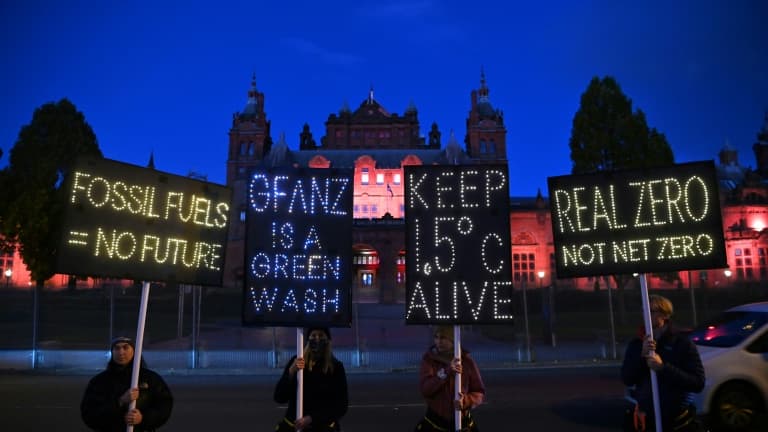 Des militants écologistes manifestent pendant la COP26, le 3 novembre 2021 à Glasgow, en Ecosse