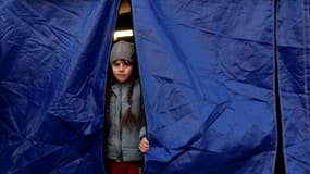 Une jeune ukrainienne réfugiée dans une tente en Roumanie après avoir fui la guerre dans son pays en mars 2022