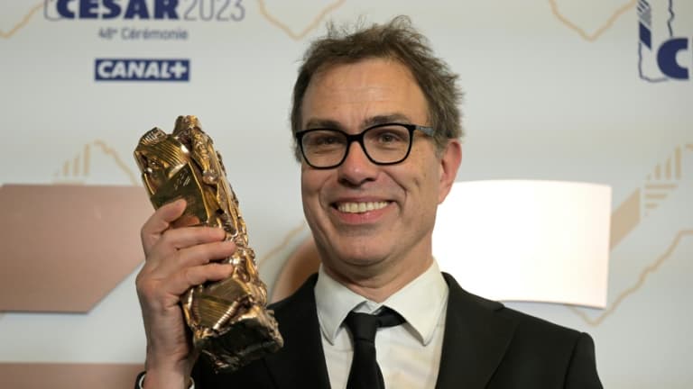 Dominik Moll réalisateur de "La Nuit du 12" remporte six prix, dont le César du meilleur film et celui du meilleur réalisateur lors des César à l'Olympia à Paris le 24 février 2023