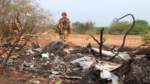 Des soldats français sur la scène du crash du vol d'Air Algérie, ce vendredi.