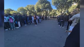 Plusieurs centaines de supporters de l'OM ont fait la queue ce samedi 14 septembre devant la boutique officielle du stade pour tenter de se procurer le maillot collector