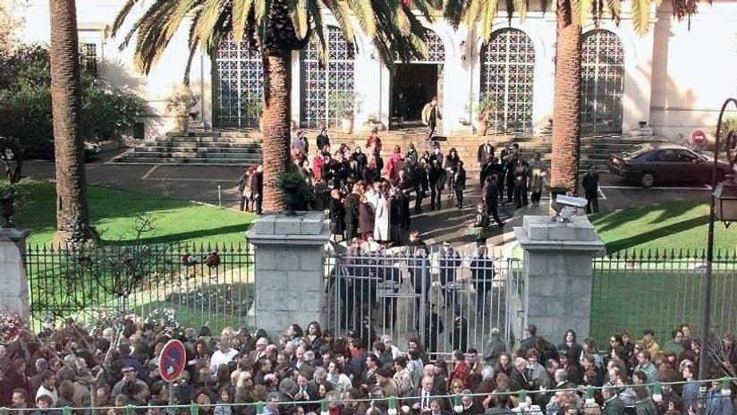 La foule devant la préfecture d'Ajaccio le 9 février 1998 La foule devant la préfecture d'Ajaccio le 9 février 1998