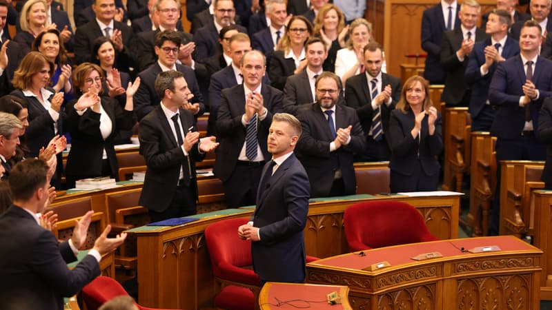 Officiellement élu Premier ministre de la Hongrie, Peter Magyar promet de "servir" le pays et non "de régner"