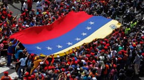 Des dizaines de milliers de partisans de Hugo Chavez ont accompagné mercredi le cortège funèbre dans les rues de Caracas. Le Venezuela a basculé dans une période de transition incertaine au lendemain de la mort du "Comandante", vaincu par un cancer après