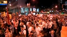 Des milliers de manifestants ont déferlé dans les rues des grandes villes brésiliennes, dans la soirée de lundi.