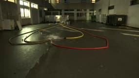 Des tuyaux pompent l'eau de l'hôpital inondé de Sallanches, en Haute-Savoie, le 15 novembre 2023.