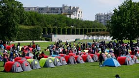 Un campement de migrants a été installé devant la préfecture d'Île-de-France.