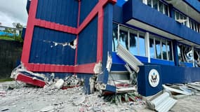 Vue des dégâts sur l'ambassade américaine qui se situe dans le même bâtiment que l'ambassade française touchée par le séisme au Vanuatu