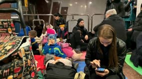 Des Ukrainiens dans le métro de Kharkiv le 24 février 2022 