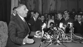 Charles de Gaulle donnant une conférence de presse. 