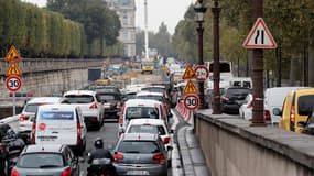 Un embouteillage près de Quai des Tuileries, à Paris