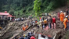 Le personnel de la National Disaster Response Force (NDRF) recherche des victimes sur le site d'un glissement de terrain après l'effondrement d'un temple suite à de fortes pluies à Shimla, le 14 août 2023. 