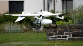 La livraison par drone permet de raccourcir le temps de transport de matériels médicaux pouvant atteindre 6 heures, à seulement 15 mn environ, entre la côte et l'île écossaise de Mull.