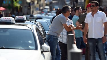 Le ton est monté avec la relax d’un chauffeur Uber Pop et la suspension d'un arrêté qui réservait aux taxis et bus une voie de l'autoroute A1, entre l'aéroport Roissy et Paris.