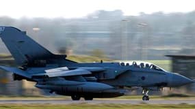 Atterrissage sur une base de l'Otan dans le sud de l'Italie d'un Tornado de l'armée de l'air britannique. Selon un diplomate de l'Alliance atlantique, les Etats membres de l'Otan ne sont pas parvenus mercredi à un accord pour prendre la direction des opér