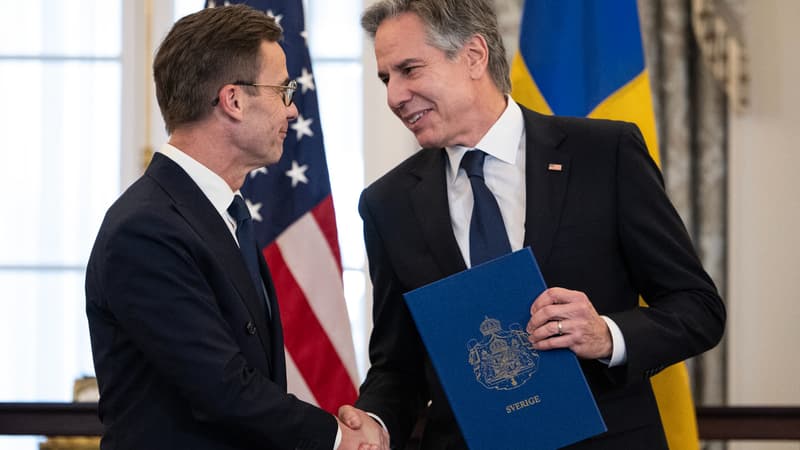 Le secrétaire d'État américain Antony Blinken reçoit les documents de ratification de l'OTAN des mains du Premier ministre suédois Ulf Kristersson lors d'une cérémonie au Département d'État américain, alors que la Suède rejoint officiellement l'Alliance de l'Atlantique Nord, à Washington, DC, le 7 mars 2024