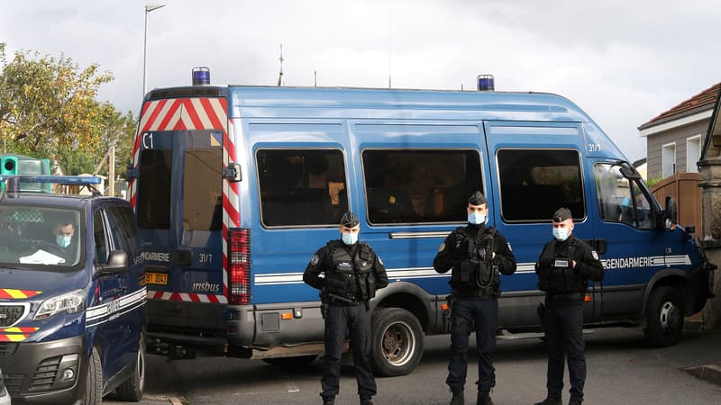 Les forces de l'ordre encadrent le convoi de Michel Fourniret et son ex-épouse Monique Olivier à Ville-sur-Lumes, dans les Ardennes, le 26 octobre 2020.
