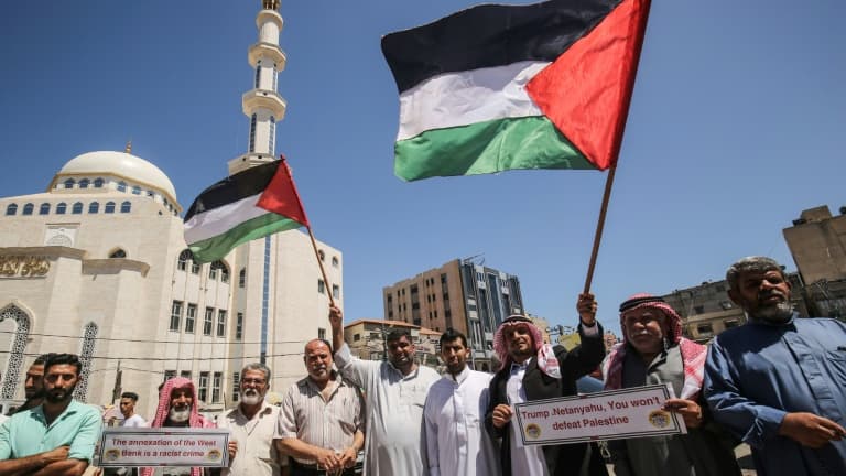 Des Palestiniens manifestent contre le projet israélien d’annexer des parties de la Cisjordanie occupée, à Khan Younes, dans le sud de la bande de Gaza, le 23 juin 2020