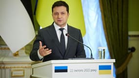 Le président ukrainien Volodymyr Zelensky en conférence de presse, le 22 février 2022 à Kiev