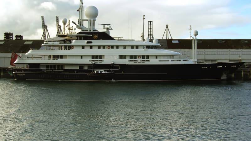 Les marins superstitieux pensent que rebaptiser un navire porte malheur. Celui de Bernard Tapie s'appelait à l'origine Le Bodicéa.