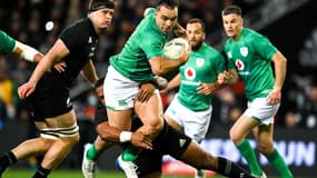 James Lowe (Irlande) est plaqué par George Bower (Nouvelle-Zélande) le 9 juillet 2022.