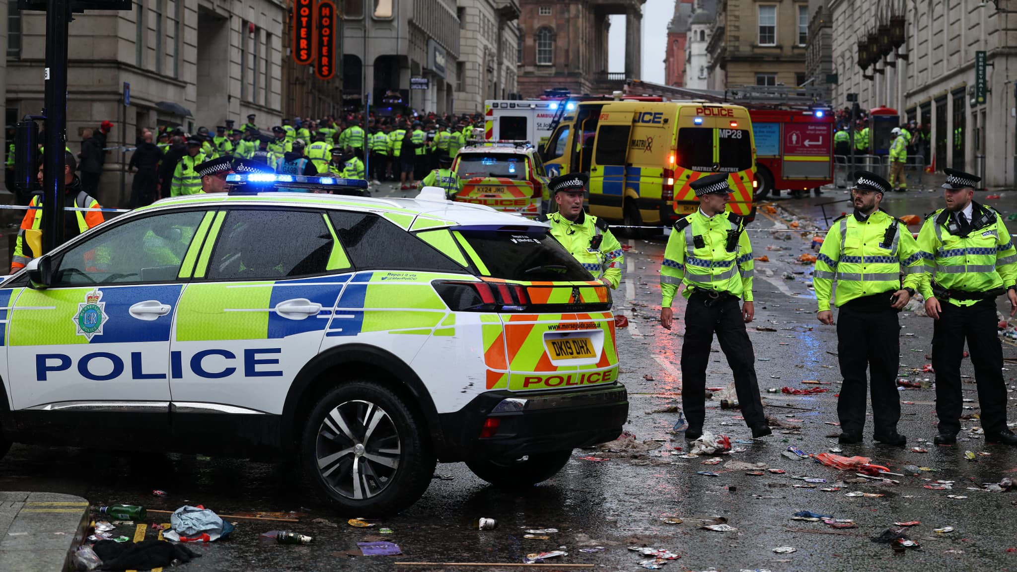 Des policiers à Liverpool le 26 mai 2025 après qu'une voiture a foncé sur la foule lors d'une parade Des policiers à Liverpool le 26 mai 2025 après qu'une voiture a foncé sur la foule lors d'une parade