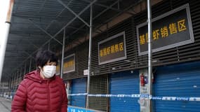 Le marché de fruits de mer et de poisson de Wuhan, où travaillent des patients atteints du virus, a été fermé suite à une décision de la municipalité.