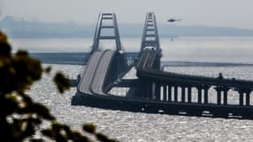 Un hélicoptère près du pont de Crimée ce samedi après l'incendie qui a pris dans la matinée.