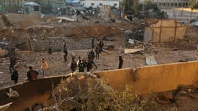 Des Palestiniens observent l'étendue des dégâts après un raid aérien israélien à Gaza le samedi 9 décembre