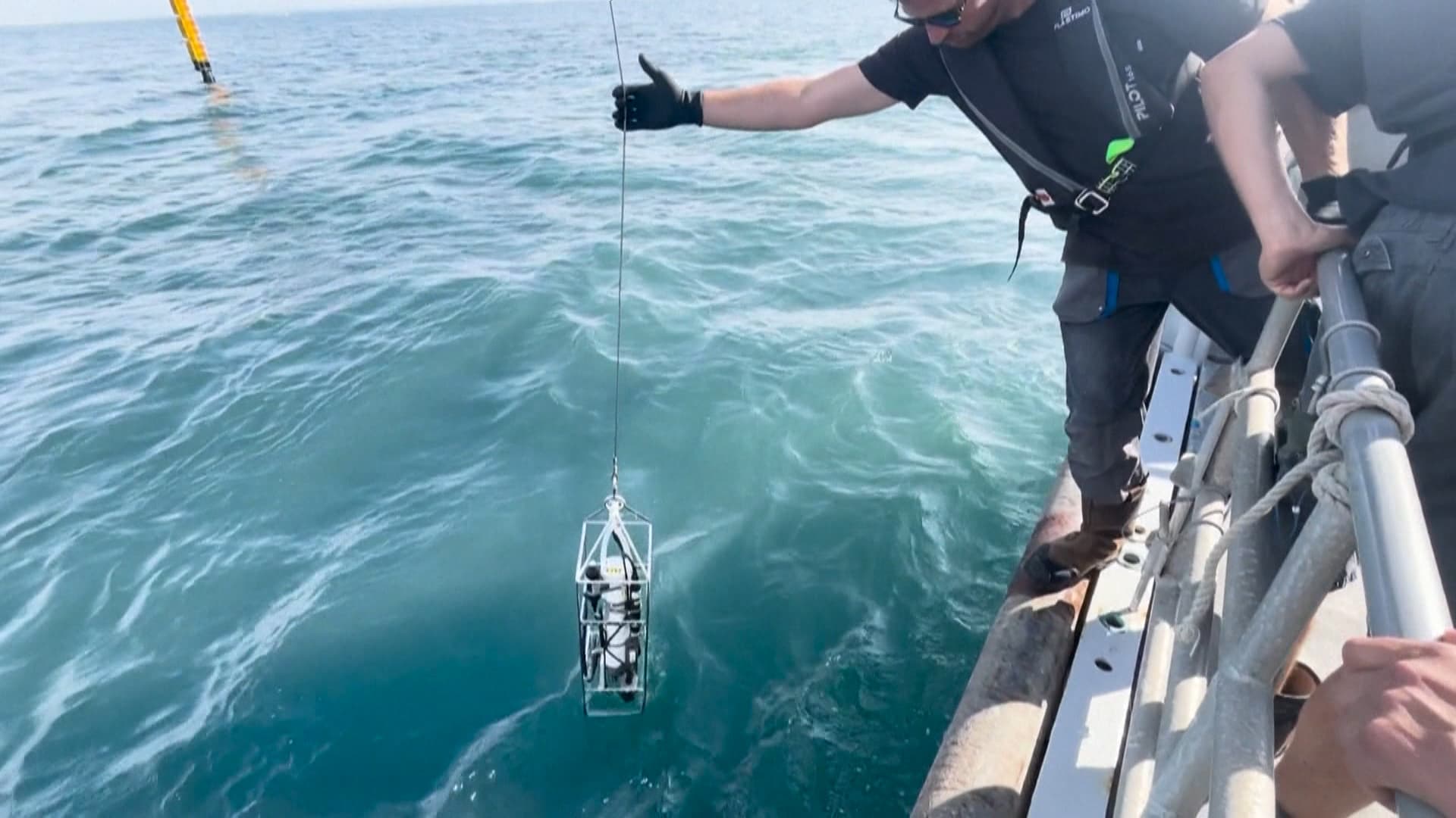 Des scientifiques prélèvent de l'eau de la Méditerranée pour mieux  comprendre les écosystèmes