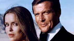 Roger Moore et Barbara Bach dans L'espion qui m'aimait