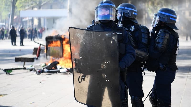 Policiers le 20 avril place de la République, où des slogans "suicidez-vous" ont été scandés à l'encontre des forces de l'ordre.