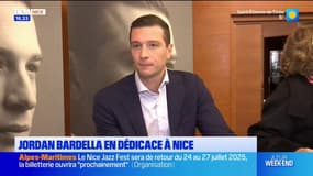 Jordan Bardella en dédicace à Nice